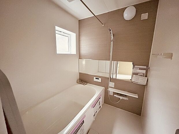 一日の疲れを癒してくれるゆったりとしたバスルームです。