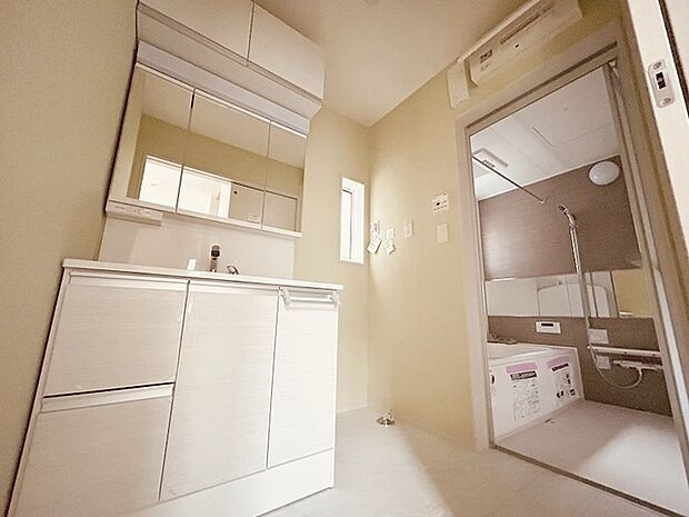 使いやすいタイプの洗面化粧台のあるランドリースペース 