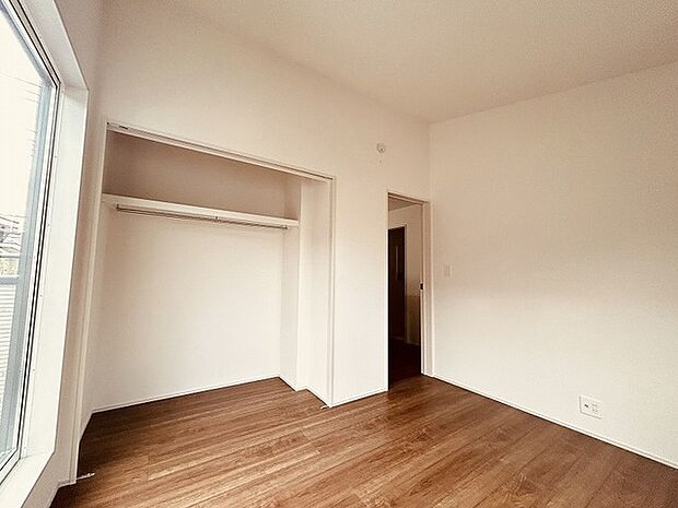 豊富な収納スペースもこの物件の特長の一つ。各所に収納が完備されており、生活をスッキリと整えることができます。