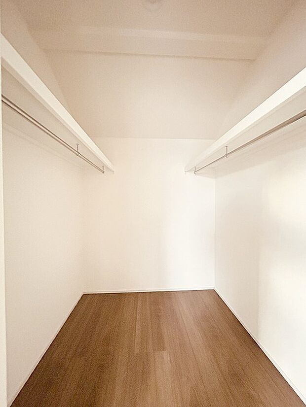 収納スペースがたっぷりと確保されたこの物件では、生活をより快適に送ることができます。