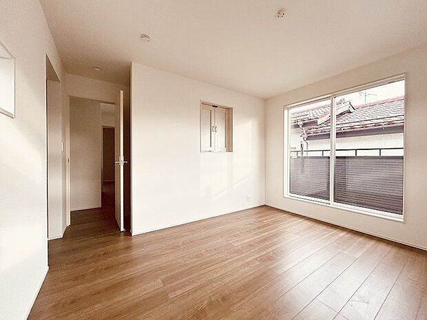 洋室はモダンなデザインと機能性を備え、快適な生活空間に。明るい窓から差し込む自然光が広々とした空間をさらに明るく開放的に感じさせます。