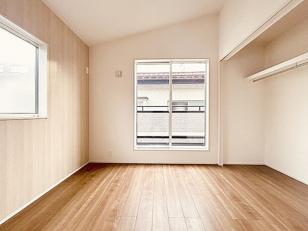 勾配天井の2階のお部屋。この勾配の角度がお洒落な雰囲気を感じさせてくれます。