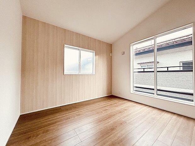 スタイリッシュなデザインと快適な居住性を兼ね備えた洋室。広々とした空間は、自分らしいインテリアを楽しむことができるほか、リラックスした時間を過ごすことができそうです。 