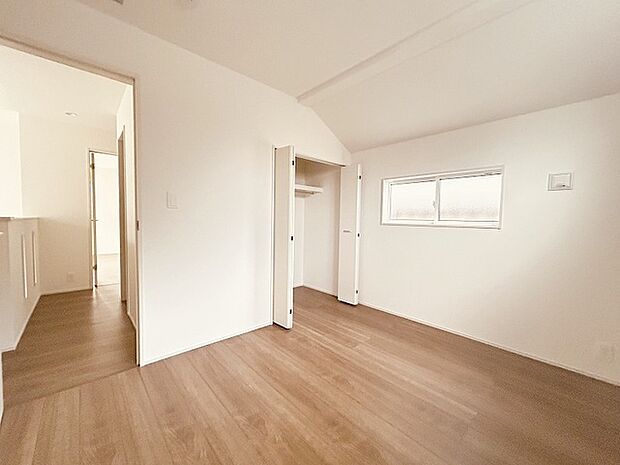 実際に室内をご見学頂くと生活のイメージが広がると思います。家具を置いたイメージや窓からの景色など。周辺で販売に出している物件も一緒にまとめてご見学頂き、比較する事もできます。