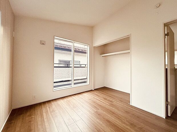 洋室はモダンなデザインと機能性を備え、快適な生活空間に。明るい窓から差し込む自然光が広々とした空間をさらに明るく開放的に感じさせます。