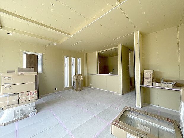 家族が食事するダイニングスペースをキッチンから見渡せる設計に。お料理をしながら家族とのコミュニケーションが増えそうな予感。