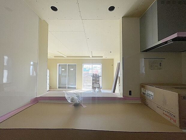 カウンターキッチンならではの開放的な見通し、全体が見渡せることでご家族の団欒スペースもより明るく笑顔が溢れる空間となります。