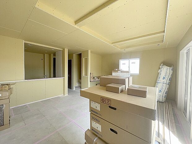 家族の集まるリビングは気持ちの良い自然光が差し込む団欒空間。室内のご見学予約も随時、受付中ですのでお気軽にお問合せください。