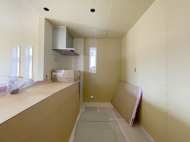 キッチンコンロスペースの近くには、空気の入れ替えが可能な開口部を設置!! お料理をする際には、換気扇を回しながら匂いが籠らない様に開放してお料理もお楽しみ頂けます。