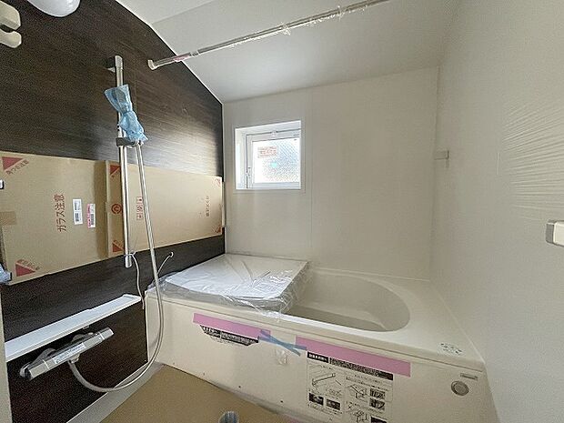 一日の疲れを癒してくれるゆったりとしたバスルームです。