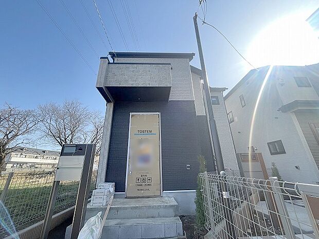 街並みに調和する洗練された佇まいが印象的です。