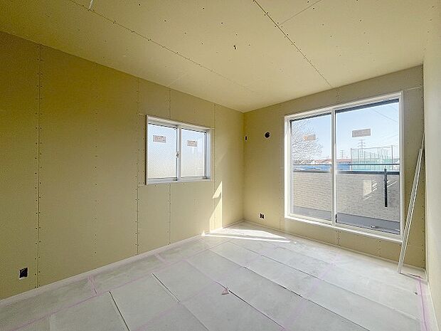 洋室はモダンなデザインと機能性を備え、快適な生活空間に。明るい窓から差し込む自然光が広々とした空間をさらに明るく開放的に感じさせます。