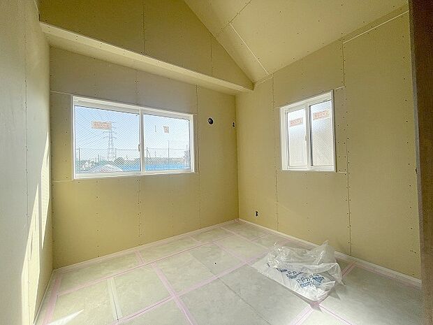 スタイリッシュなデザインと快適な居住性を兼ね備えた洋室。広々とした空間は、自分らしいインテリアを楽しむことができるほか、リラックスした時間を過ごすことができそうです。