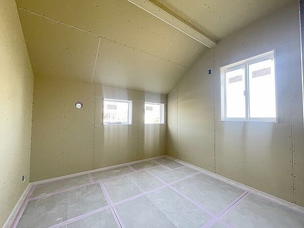 勾配天井の2階のお部屋。この勾配の角度がお洒落な雰囲気を感じさせてくれます。