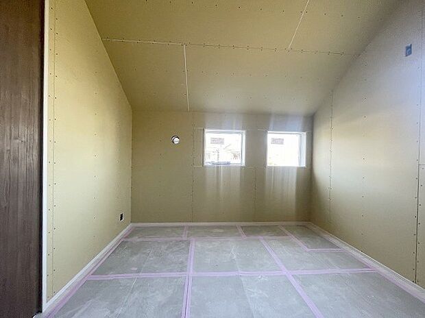 実際に室内をご見学頂くと生活のイメージが広がると思います。家具を置いたイメージや窓からの景色など。周辺で販売に出している物件も一緒にまとめてご見学頂き、比較する事もできます。