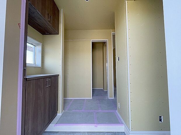 玄関は家の第一印象を左右する重要な場所。ほどよい広さとスタイリッシュな色遣いが印象的です。