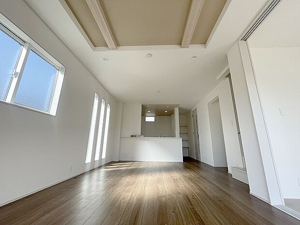 家族が食事するダイニングスペースをキッチンから見渡せる設計に。お料理をしながら家族とのコミュニケーションが増えそうな予感。 