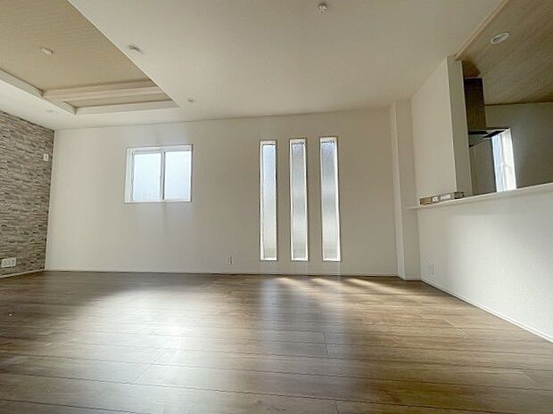 家族の集まるリビングは気持ちの良い自然光が差し込む団欒空間。室内のご見学予約も随時、受付中ですのでお気軽にお問合せください。