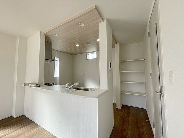 カウンターキッチンならではの開放的な見通し、全体が見渡せることでご家族の団欒スペースもより明るく笑顔が溢れる空間となります。