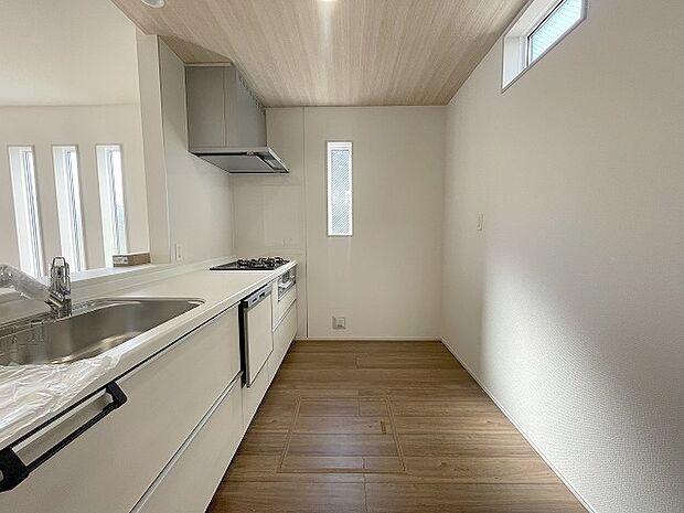 キッチンコンロスペースの近くには、空気の入れ替えが可能な開口部を設置!! お料理をする際には、換気扇を回しながら匂いが籠らない様に開放してお料理もお楽しみ頂けます。