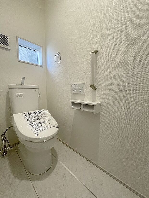 1階トイレ。ウォシュレット機能を標準装備。 