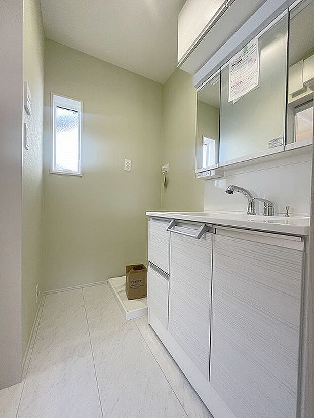 三面鏡に洗面台。 コンセントに照明機能、多機能性を備えた設備です。  