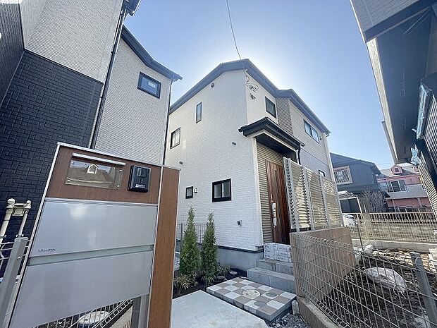 周辺の街並みの中で適度な主張、生活に溶け込むシンプルなデザインの外観が魅力の一戸建です。 