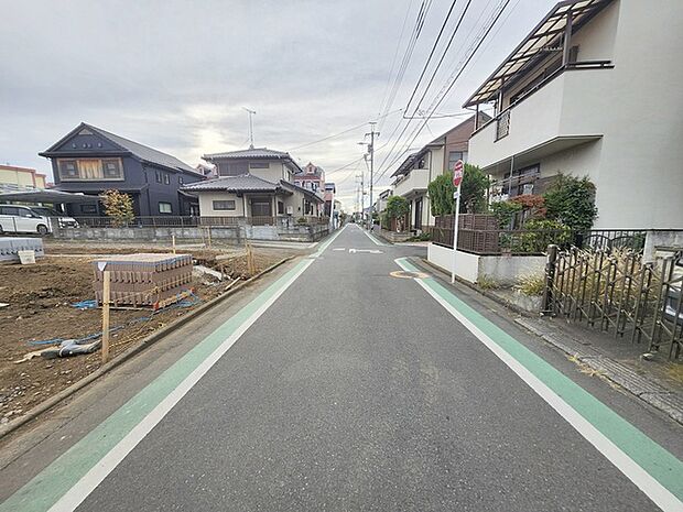 安心して暮らすことのできる住宅街。 住宅地の道路は一般に交通量が少なく車などの騒音が少ないため、住民にとって静かな生活環境が提供されます。
