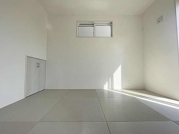 畳の香りと柔らかな光がリラックスした空間を作ります。