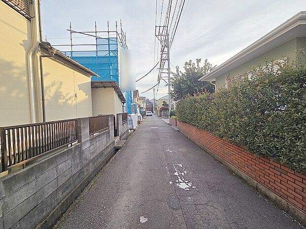 安心して暮らすことのできる住宅街。 住宅地の道路は一般に交通量が少なく車などの騒音が少ないため、住民にとって静かな生活環境が提供されます。