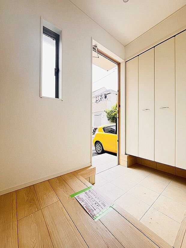 コンパクトながらも、使い勝手の良い玄関スペース。明るいデザインと、収納スペースを効果的に配置することで、使い勝手を最大限に引き出しています。 