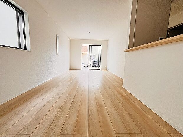 家族が食事するダイニングスペースをキッチンから見渡せる設計に。お料理をしながら家族とのコミュニケーションが増えそうな予感。 