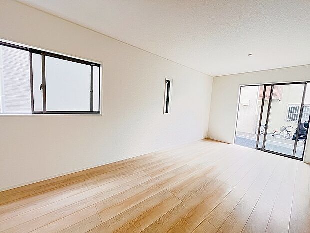 家族の集まるリビングは気持ちの良い自然光が差し込む団欒空間。室内のご見学予約も随時、受付中ですのでお気軽にお問合せください。 