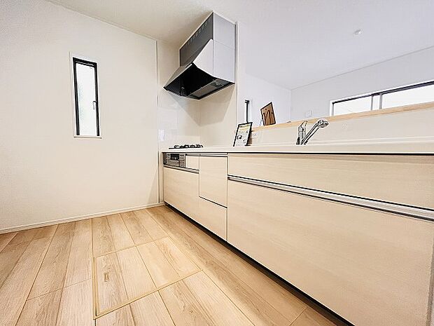 お料理をしながらリビングの家族やゲストとの会話が楽しめるカウンタータイプのキッチン。毎日のお料理を楽しく快適に。 