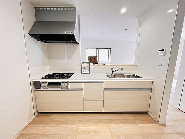 お料理をしながらリビングの家族やゲストとの会話が楽しめるカウンタータイプのキッチン。毎日のお料理を楽しく快適に。 