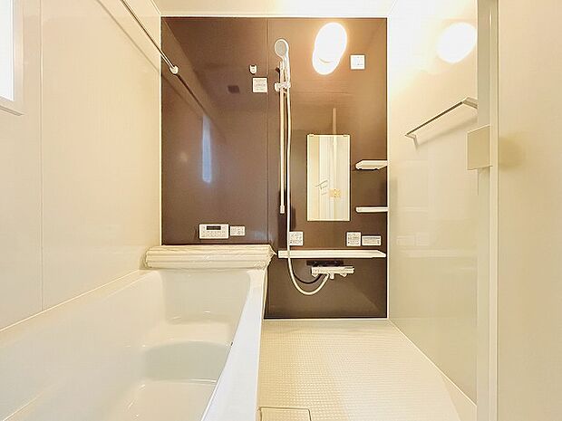 浴室乾燥機付きの浴室。 お洗濯物を干すだけではなく、お風呂上りにご利用頂く事で、お風呂のカビも激減します。 