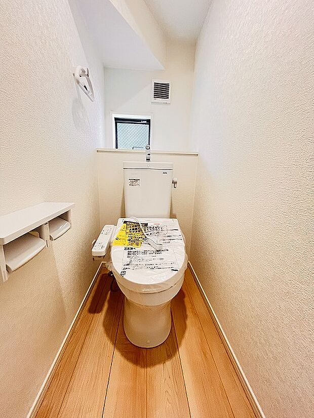 階段下を有効活用したトイレスペース。 便座はもちろんウォシュレット。  