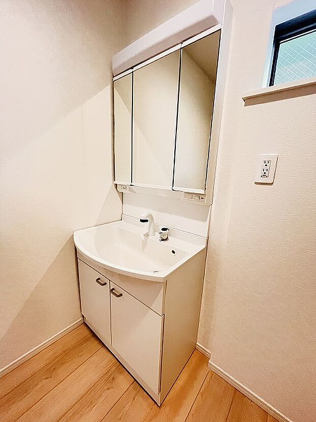三面鏡に洗面台。 コンセントに照明機能、多機能性を備えた設備です。  