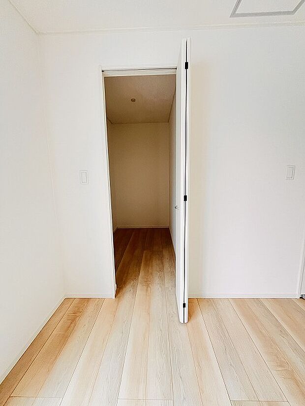 各所に効率的に配置された収納スペースがあり、日常のモノをすっきりと収納できます。 