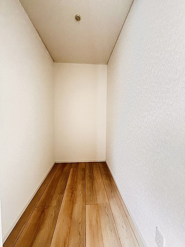 豊富な収納スペースもこの物件の特長の一つ。各所に収納が完備されており、生活をスッキリと整えることができます。 