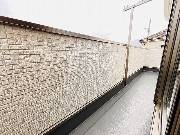 季節の変化や天気の良い日には、バルコニーでの時間が心地よく、気分をリフレッシュさせることができます。 