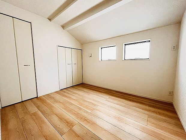 洋室はモダンなデザインと機能性を備え、快適な生活空間に。明るい窓から差し込む自然光が広々とした空間をさらに明るく開放的に感じさせます。  