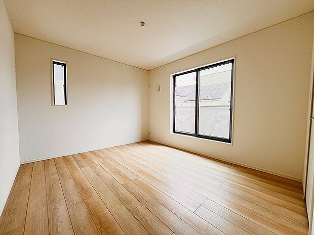 スタイリッシュなデザインと快適な居住性を兼ね備えた洋室。広々とした空間は、自分らしいインテリアを楽しむことができるほか、リラックスした時間を過ごすことができそうです。 