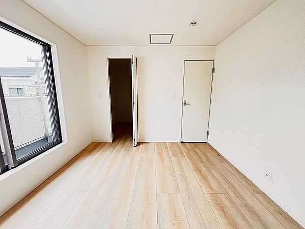 洋室はモダンなデザインと機能性を備え、快適な生活空間に。明るい窓から差し込む自然光が広々とした空間をさらに明るく開放的に感じさせます。  