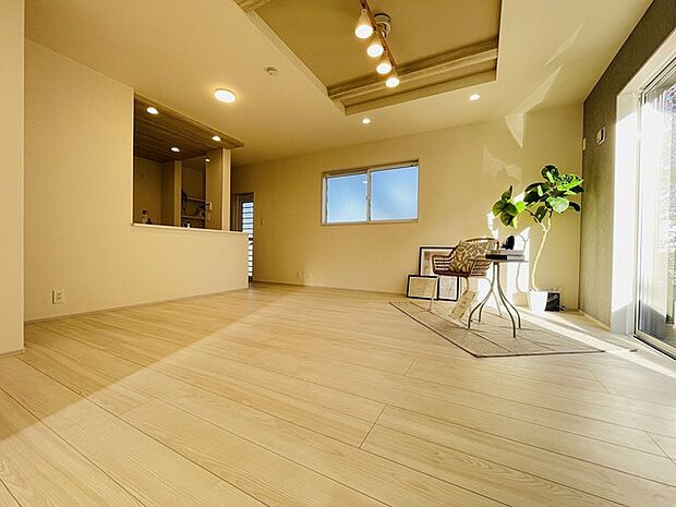 家族の集まるリビングは気持ちの良い自然光が差し込む団欒空間。室内のご見学予約も随時、受付中ですのでお気軽にお問合せください。