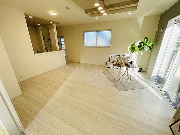 家族が食事するダイニングスペースをキッチンから見渡せる設計に。お料理をしながら家族とのコミュニケーションが増えそうな予感。