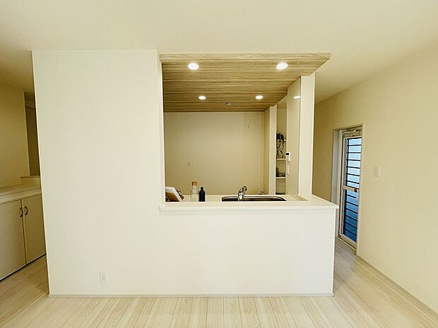 カウンターキッチンならではの開放的な見通し、全体が見渡せることでご家族の団欒スペースもより明るく笑顔が溢れる空間となります。