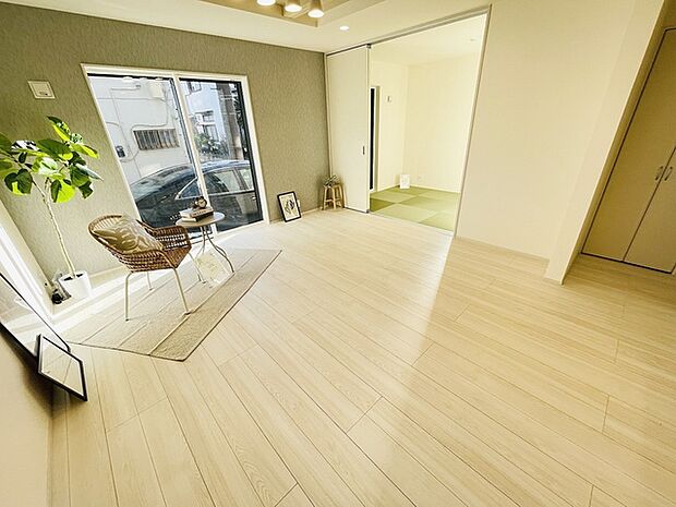 家族が一番集まる場所だから広々としつつも素敵な空間であって欲しい。みんながくつろぐリビングからキッチンまでが一つの空間のように繋がる間取り。