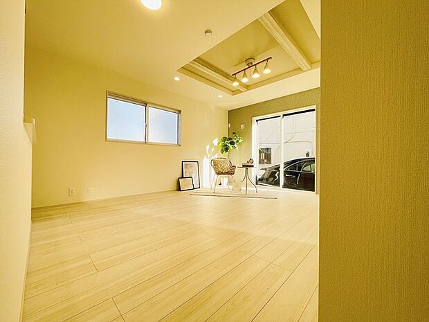 家族の集まるリビングは気持ちの良い自然光が差し込む団欒空間。室内のご見学予約も随時、受付中ですのでお気軽にお問合せください。