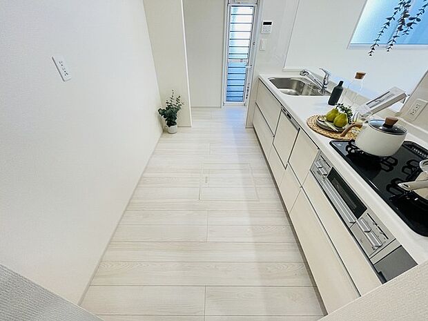 キッチンコンロスペースの近くには、空気の入れ替えが可能な開口部を設置!! お料理をする際には、換気扇を回しながら匂いが籠らない様に開放してお料理もお楽しみ頂けます。